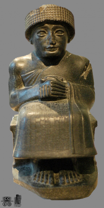 Gudea, sumer király szobra. Megfigyelhető a szobron futó ékírásos szöveg.