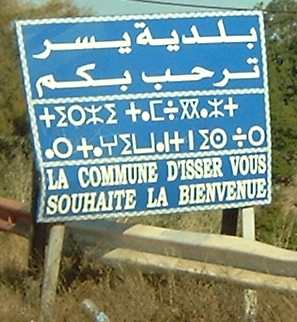 Háromnyelvű felirat Algéria kabil lakta vidékén.