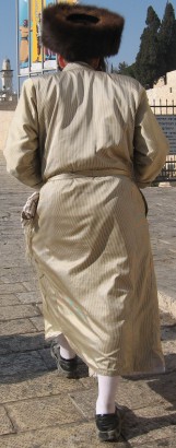 Haszid zsidó öltözet, streimellel (strájmlival) – Jeruzsálemben