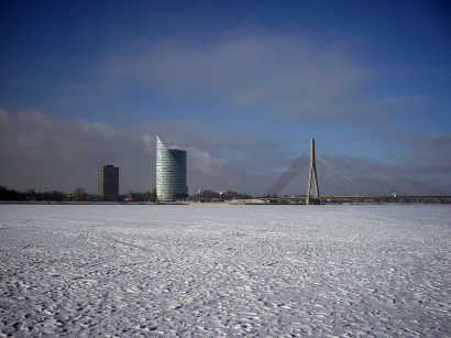 Híd Rigában a Daugava (magyarul Nyugati-Dvina) folyó felett