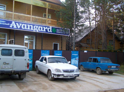 Hotel Avangard, szovjet autókkal