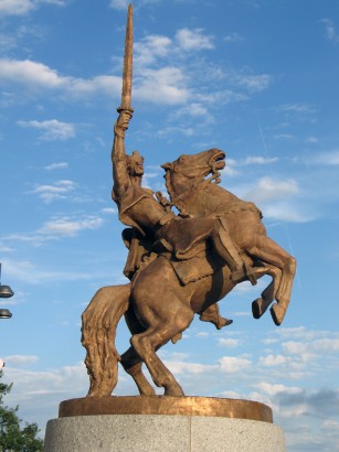 I. Szvatopluk lovasszobra a pozsonyi vár előtt