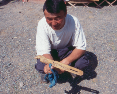  Így néz ki egy faragott mongol huszúr, azaz lókaparó vagy verítékszedő