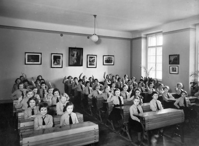 Ilyen a hagyományos osztályterem. A Szent Margit Gimnázium diákjai az 1930-as években