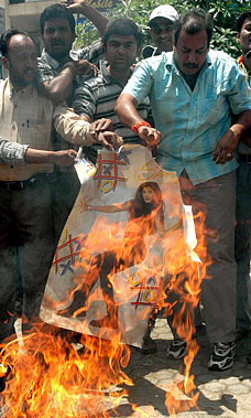 Indiát alaposan felkavarta a csók: Shetty posztereit égetik az utcákon