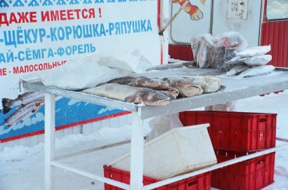 Itt az utcán fagyasztják a halat - halárus a vásácsarnok előtt