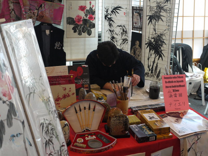 Japán kalligráfus munka közben