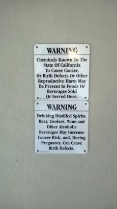 Kalifornia állam csak angolul tájékoztat minket arról, hogy a hangulatos vendéglátó egységben számos veszély leselkedik ránk: a felszolgált ételek és italok rákkeltő vagy születési rendellenességet és egyéb bajokat okozó vegyületeket tartalmazhatnak