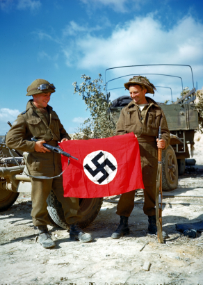 Kanadai katonák zsákmányolt náci zászlóval