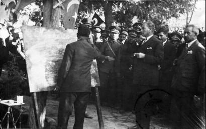 Kemal Atatürk köztársasági elnök az új írás bemutatóján