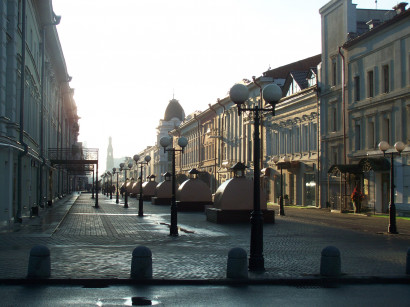 Orosz házak a Kreml tövében - a kazanyi sétálóutca hajnali ellenfényben