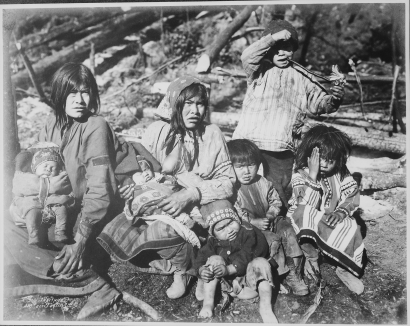 Két tlingit nő gyerekekkel 1902-ben