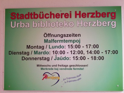 Kétnyelvű – német és eszperantó – tábla a herzbergi városi könyvtár falán