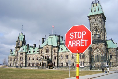 Kétnyelvű stoptábla a kanadai parlament épülete előtt
