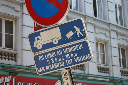 Kétnyelvű tábla Brüsszelben