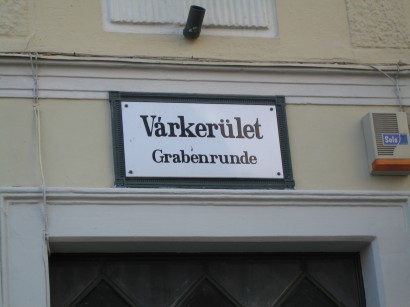 Kétnyelvű utcanévtábla Sopronban