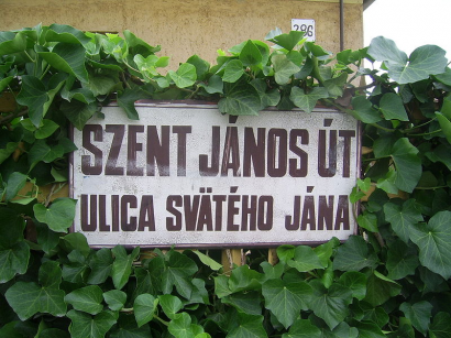 Kétnyelvű utcatábla Dabason (magyar, szlovák)