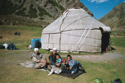 Kirgiz család a jurta előtt