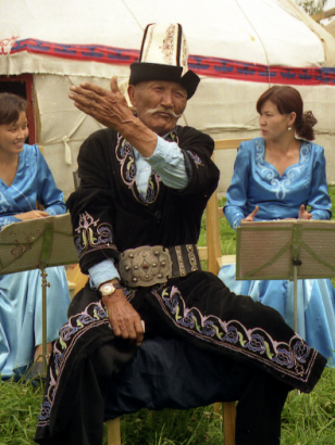 Kirgiz eposzénekes népviseletben