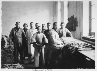 Komor Pál (középen) – bőrgyári munkások között