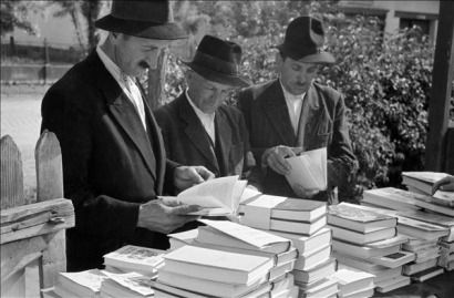 Könyvbeszerzés az internet előtt (Nádudvar, 1955. június 5.: a Vörös Csillag Termelőszövetkezet tagjai könyvet vásárolnak az ünnepi könyvhéten)