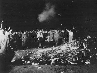 Könyvégetés Berlinben, 1933-ban – Szép Ernő 1944-ben egy egészen másfajta könyvégetésről ír 