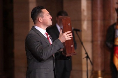 Kovács Ákos a frissen átvett Kossuth-díjjal, tíz évvel A bosszú népe megjelenése után