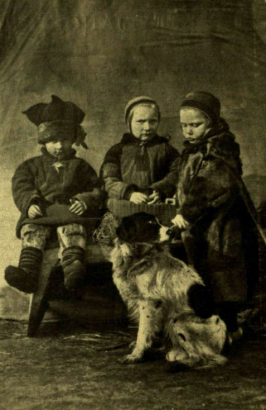 Lapp gyerekek sarki kutyával (Balogh Rudolf felvétele)