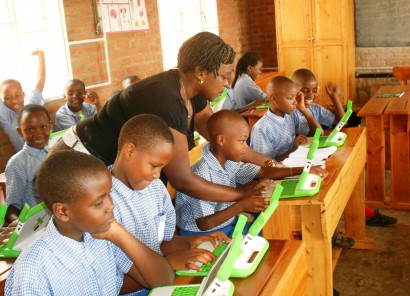 Laptopok és használóik egy ruandai iskolában