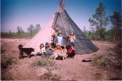 Letagadott „rokon”-ok: hanti család a sátra előtt (Numto, Felső-Kazim)