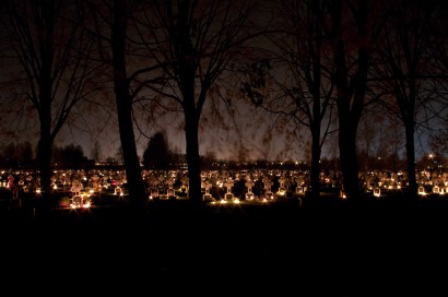 Mindenszentek egy litván temetőben