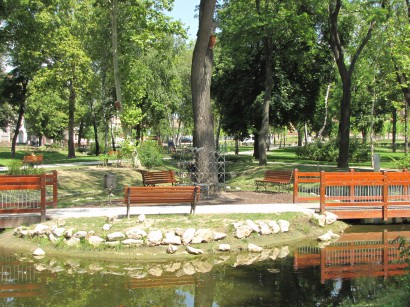 Mór – park a városi önkormányzat előtt