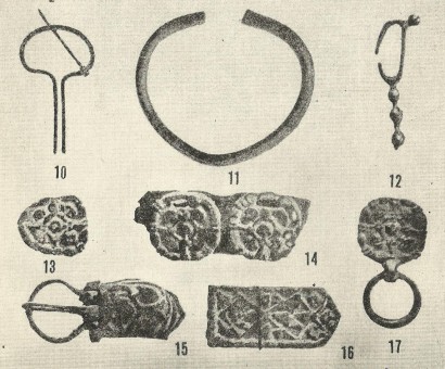 Mordvin szjulgam (balra fent) gömbsorcsüngős fülbevalóval és övveretekkel. Jelizavet-mihajlovkai ősmordvin temető, 115. sír