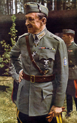 Nem is Hitler, inkább Mannerheim. Jó, akkor Chaplin.