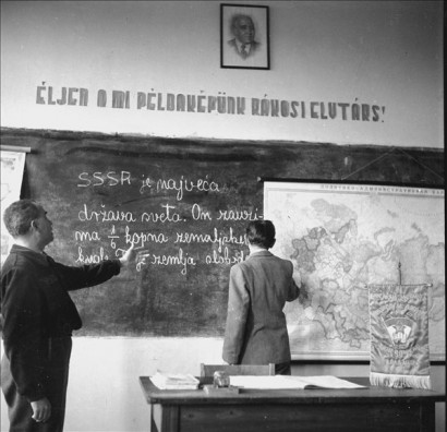Nemzetiségi oktatás régen. A budapesti Abonyi utcai szerb-horvát nyelvű gimnázium és tanítóképzőben folyik az oktatás 1952 januárjában