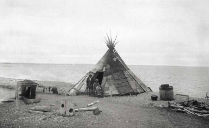 Nyenyec csum (sátor) Novaja Zemlján, a Kara-tenger partján, 1919-ben.
