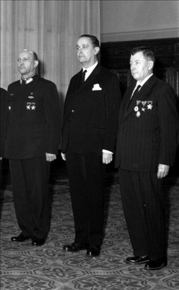 Országh László (középen) átveszi a Munka Érdemrend arany fokozata kitüntetést a Parlamentben.