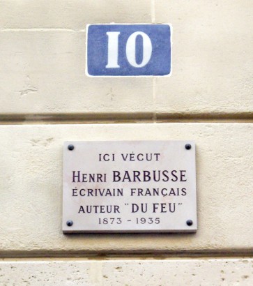 Párizsban emléktábla jelzi, hol élt Barbusse: 10, rue Albert-de-Lapparent