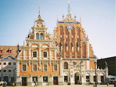Riga emblematikus épülete, a feketefejűek háza