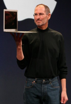 Steve Jobs és a Macbook Air