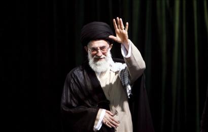 Szajed Ali HAMENEI ajatollah, Irán legfőbb vallási és politikai vezetője integet Ruhollah Moszavi Homeini (Khomeini) ajatollah, az iszlám köztársaság alapítójának mauzóleumába érkezésekor