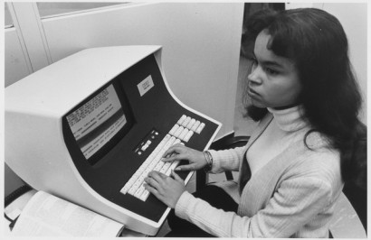 Számítógép-kezelő a hetvenes évekből. Rengeteg munka