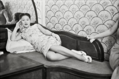 „Szing-szong görl” – sing song girl; Henri Cartier-Bresson fényképe 1949-ből