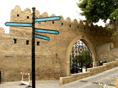 Tájékoztató feliratok Baku (Bakı) óvárosában
