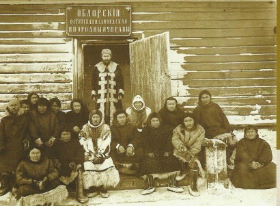 Tajsin fejedelem, hivatala ajtajában (Obdorszk, 1916)