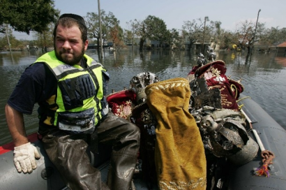Tóra-tekercsek mentése az árvíz sújtotta New Orleansből.