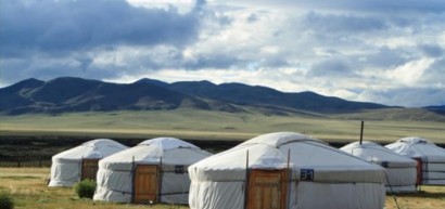 Turistáknak kiépített jurtatábor az Orhon folyó völgyében (Mongólia)
