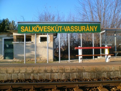 Ukktól Salköveskút-Vassurányig, legalább két óra vonatút, két átszállással