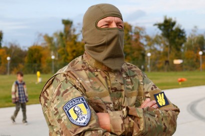 Ukrán katona az angolul „balaclava” néven ismert maszkban, 2014 októberében