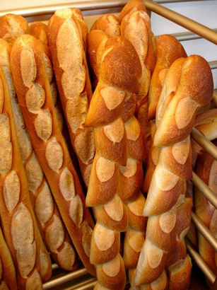 Van, aki pusztán franciatudásával is megkeresi a kenyerét.